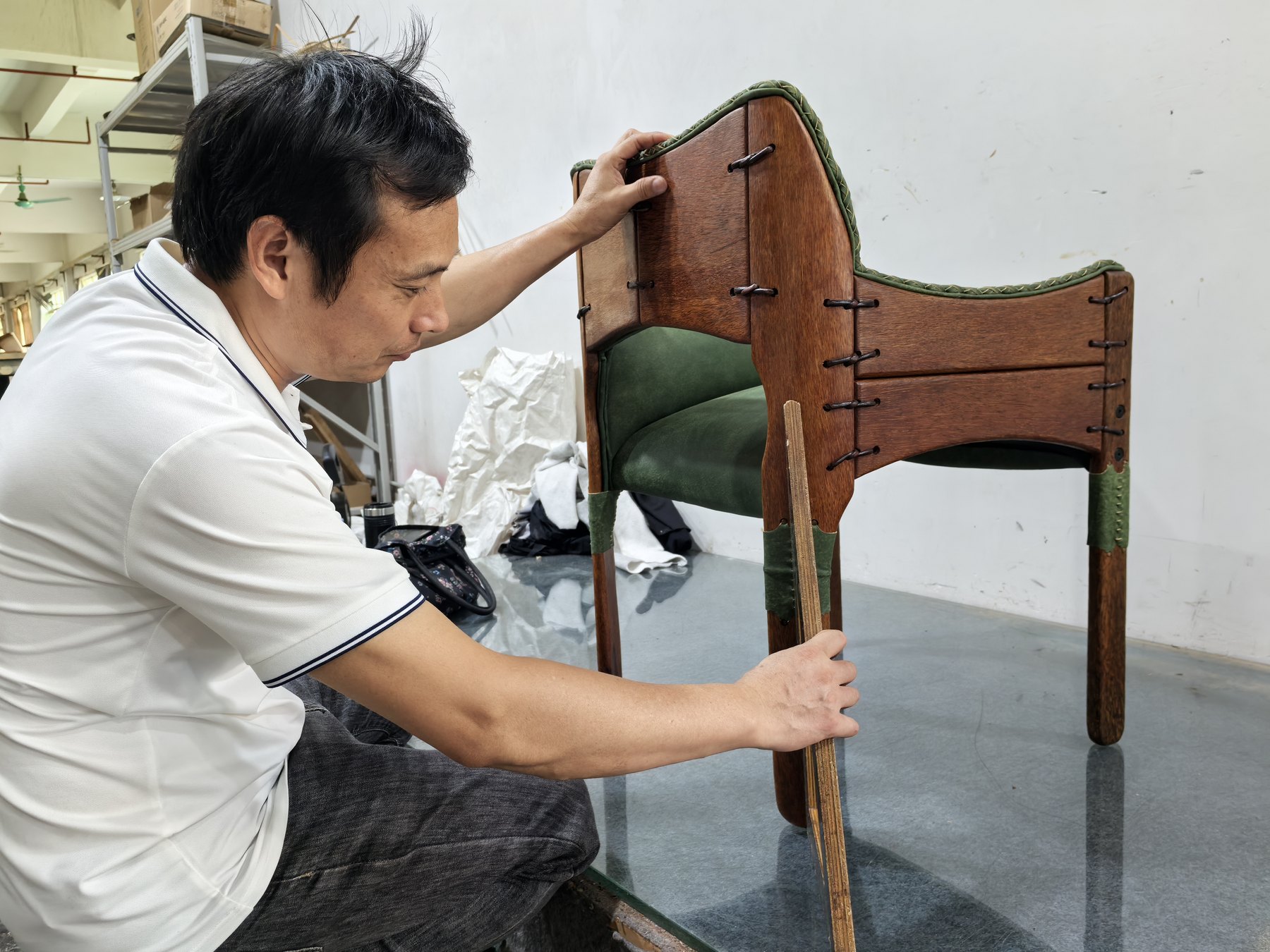chair-frame-check-wide hand lacing and frame inspection